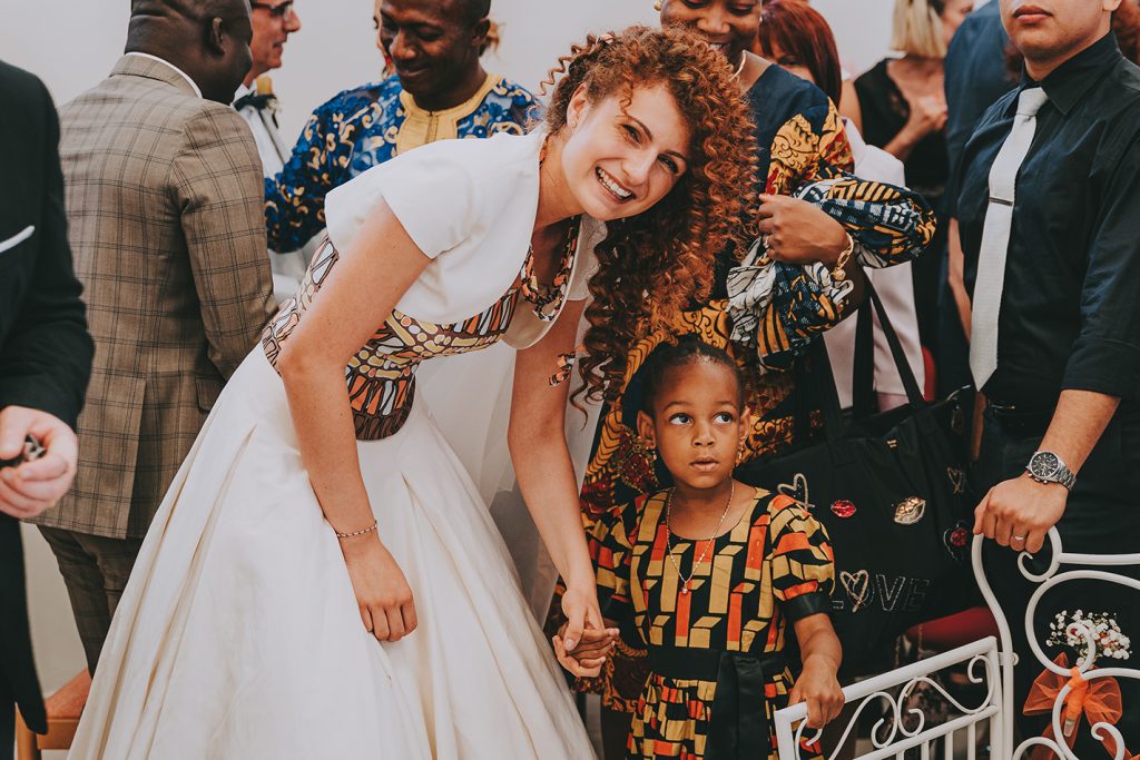 Modello abito da sposa con  corretto in batik dell'Uganda 